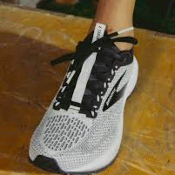 Brooks Womens Revel 7 Running Shoes in White/Black 8 - Picture 11 of 11